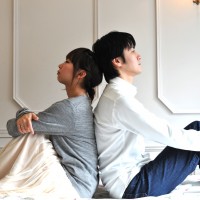 男女背中合わせ